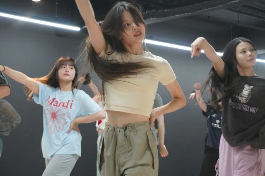 étudiant dansant de la kpop