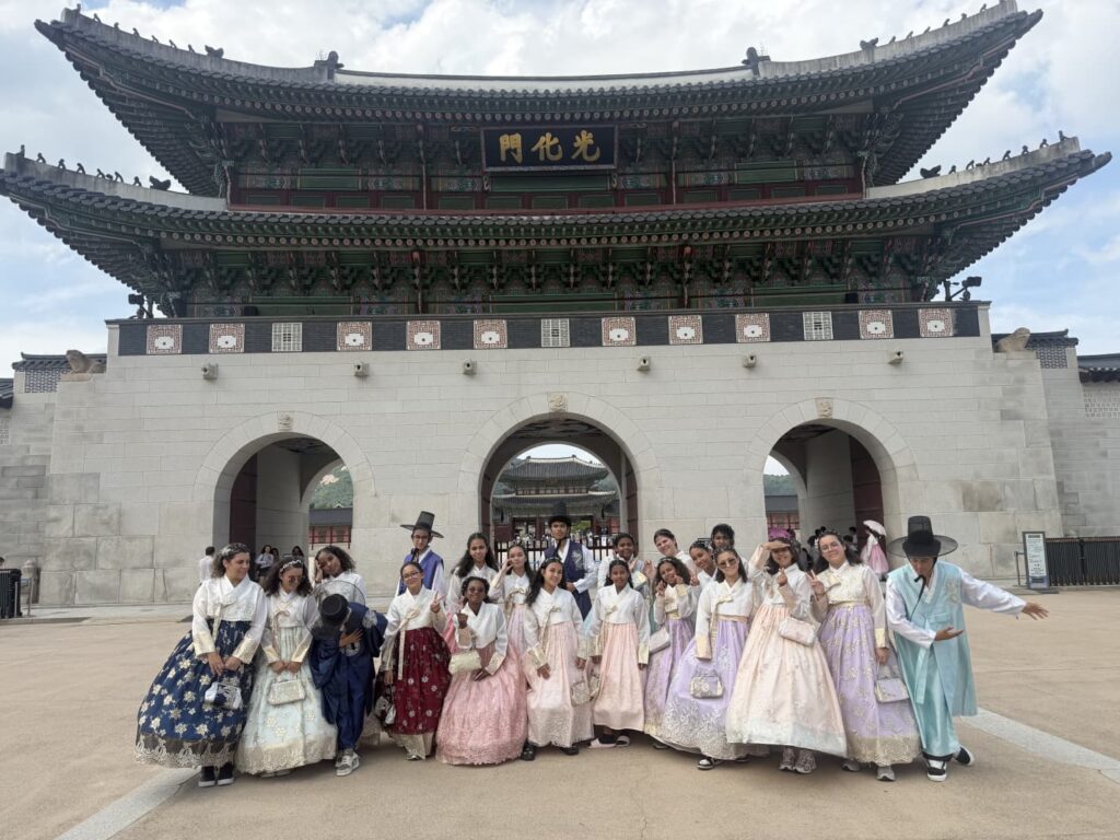 groupe en voyage à Séoul en hanbok